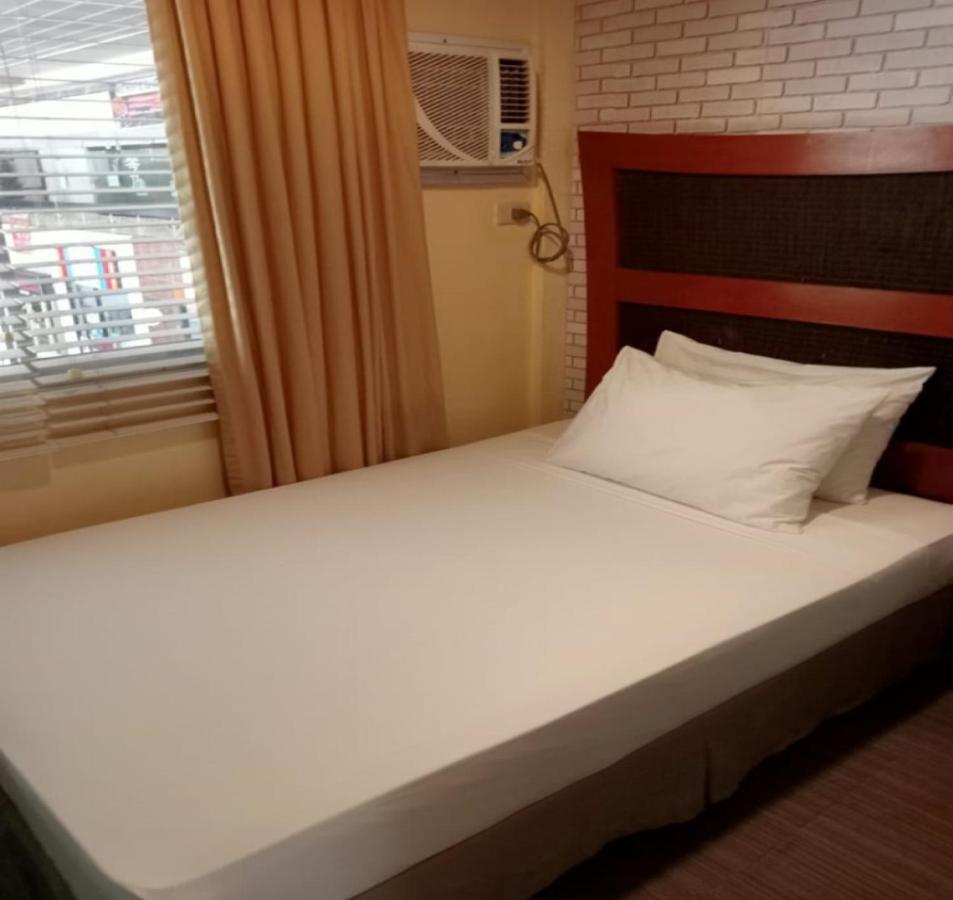Spaces Hotel Makati Makati City Exterior foto